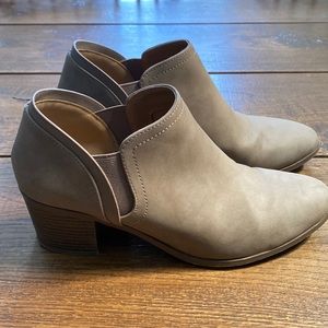 Quipid Light Tan Booties Size 8